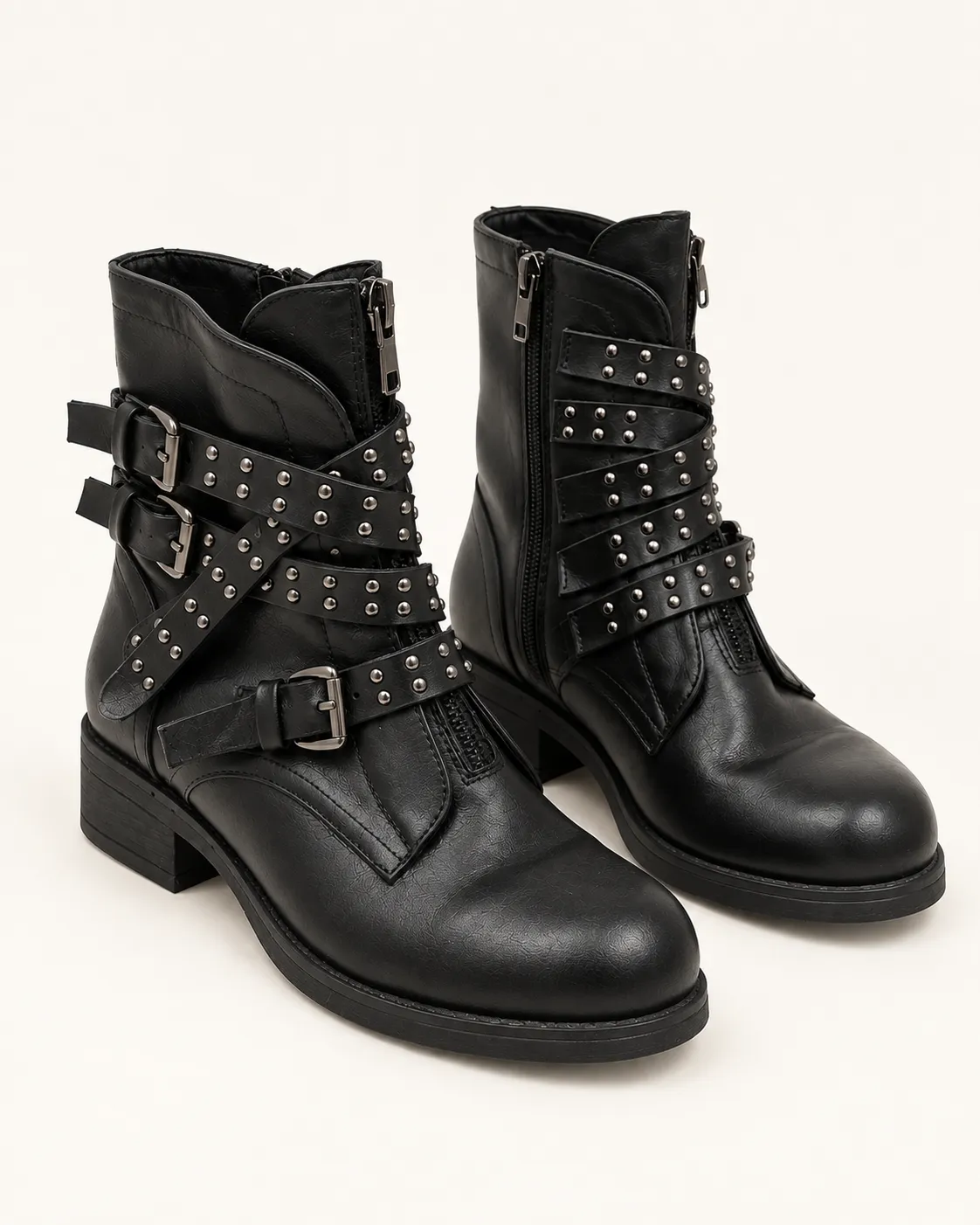 Bottines noires cloutées à brides