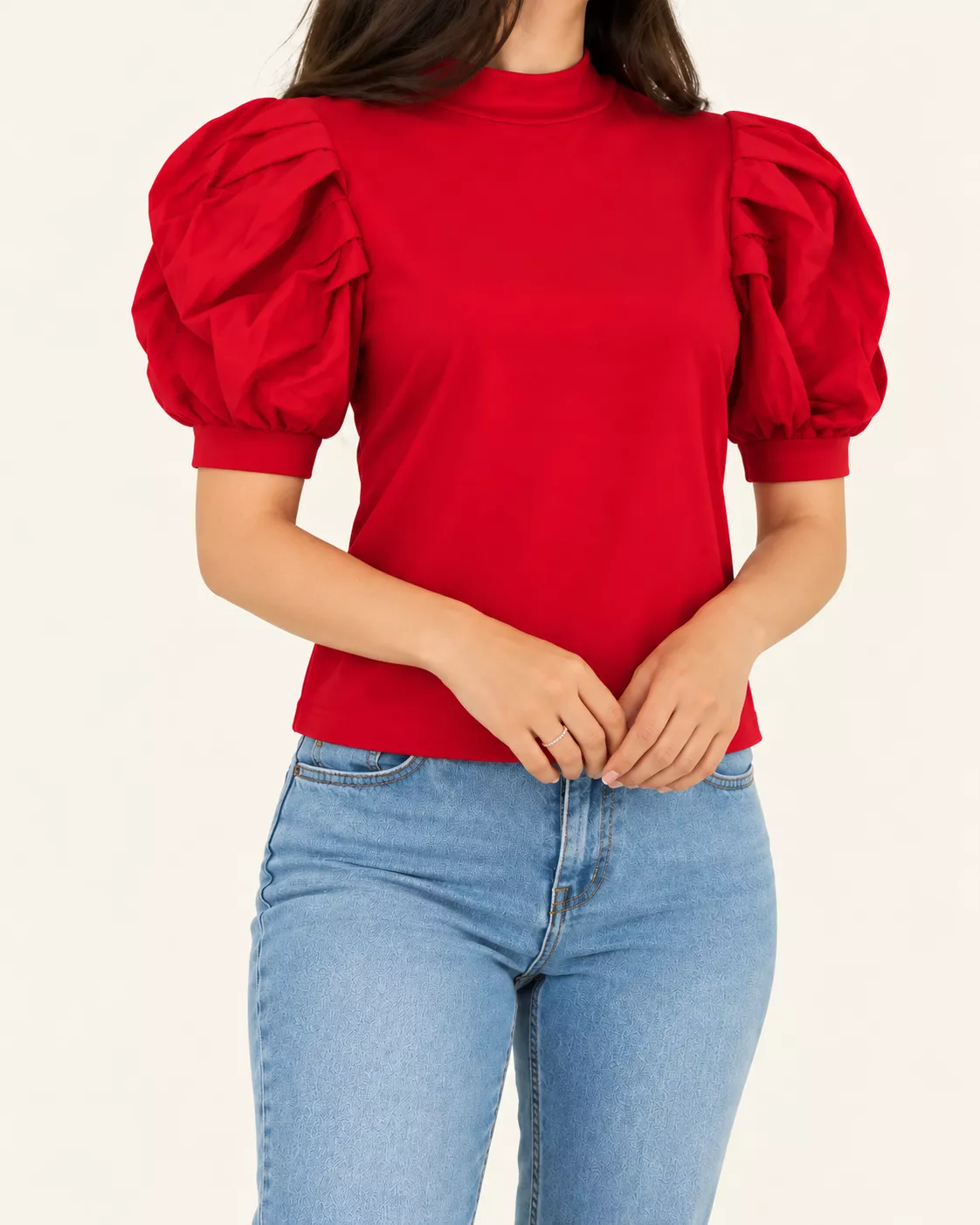 Pull rouge à manches bouffantes