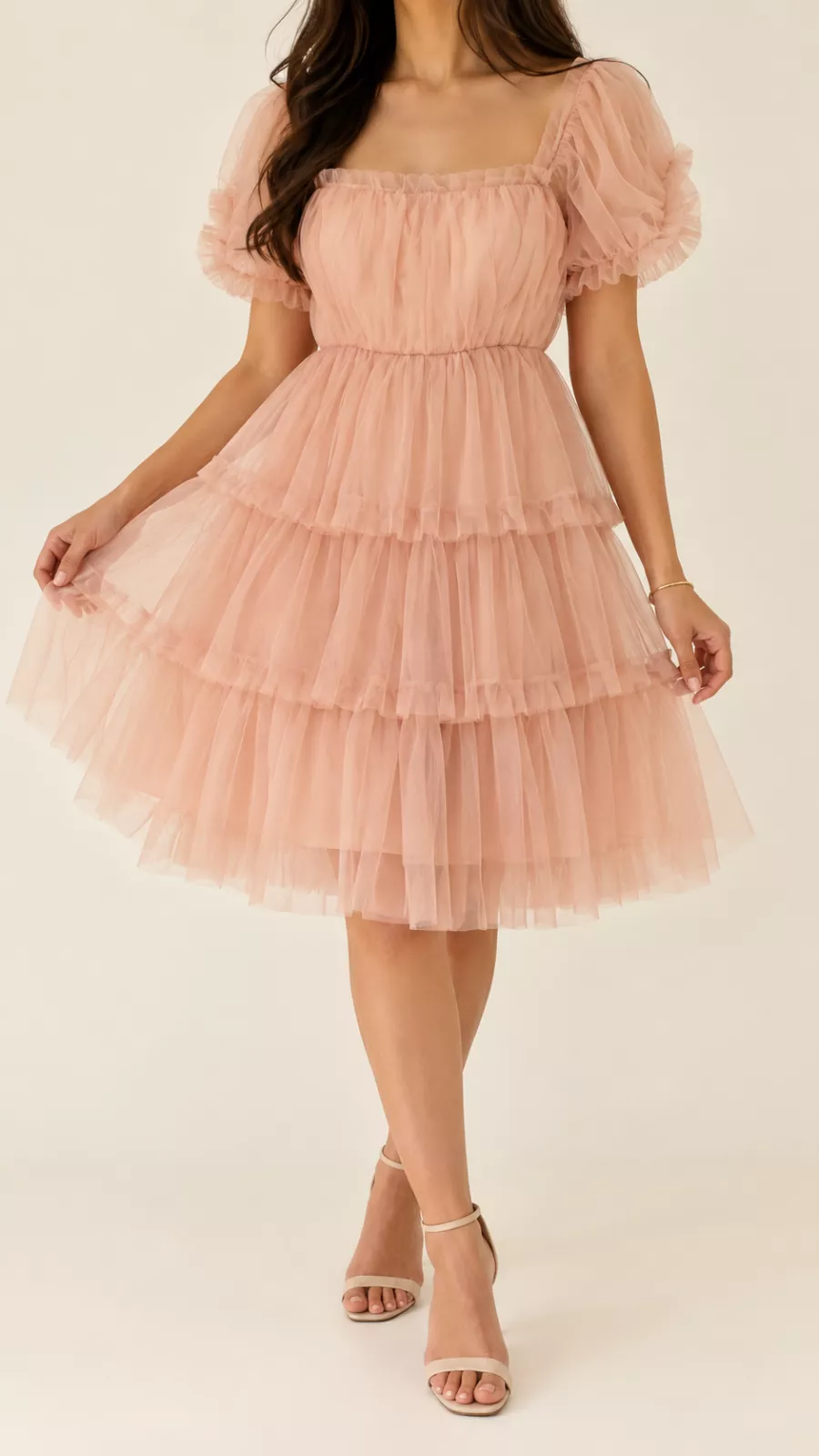 Robe en tulle rose poudré à volants