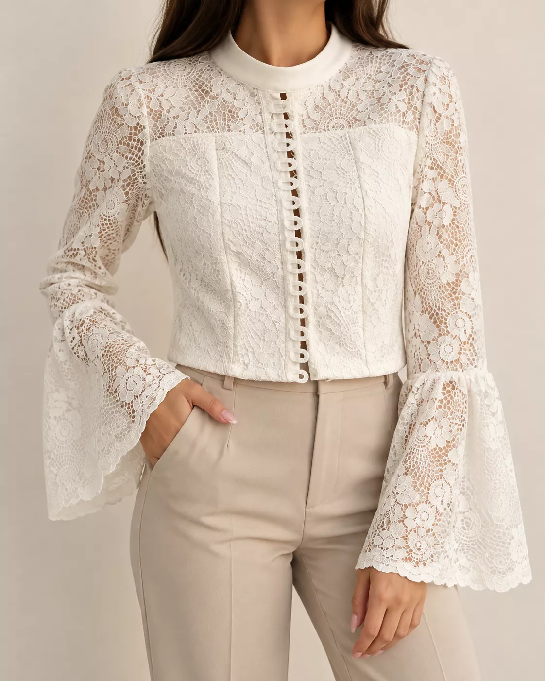 Blouse courte en dentelle écrue à manches évasées