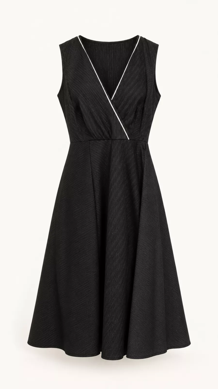 Robe noire sans manches à décolleté cache-cœur