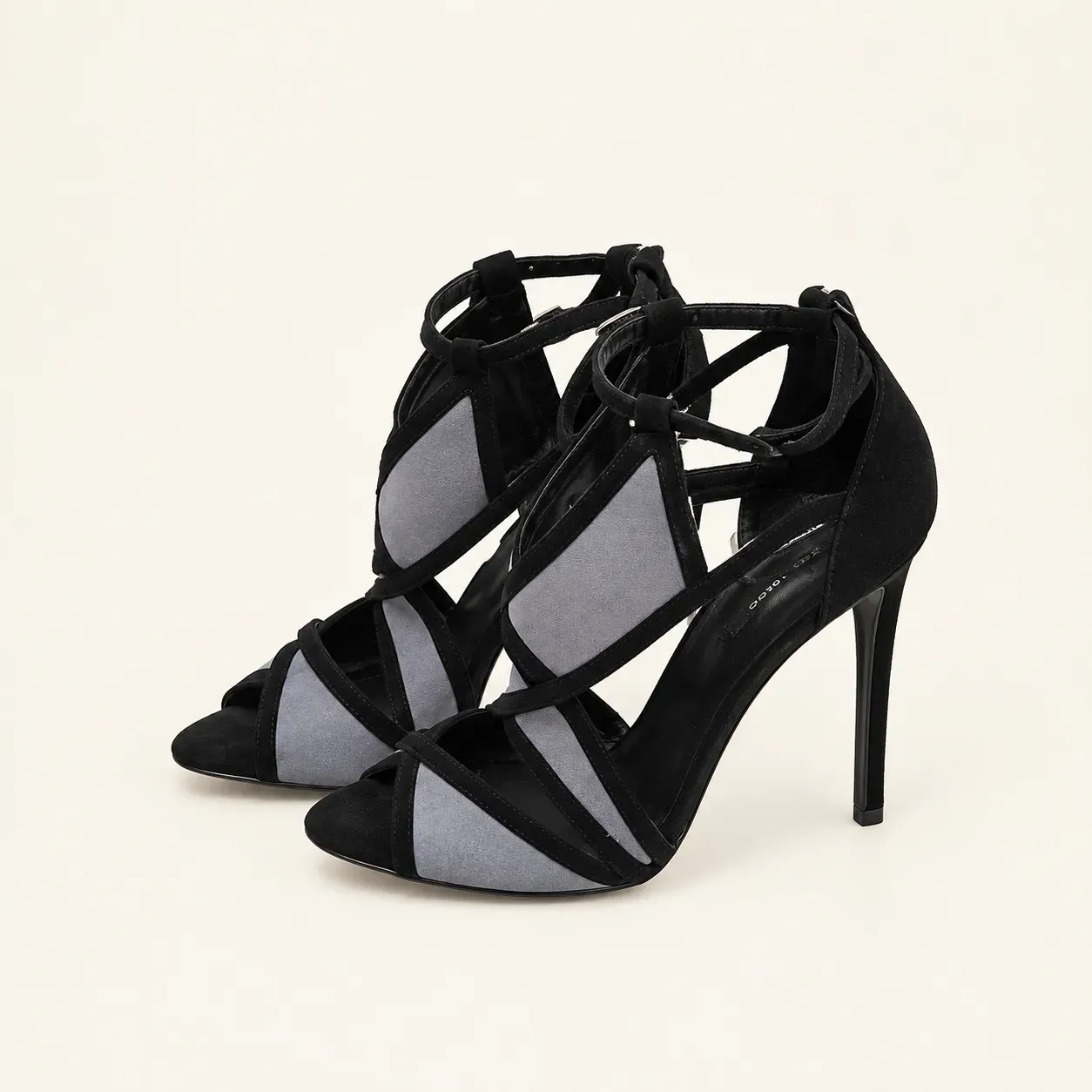 Sandales à talons noires et grises
